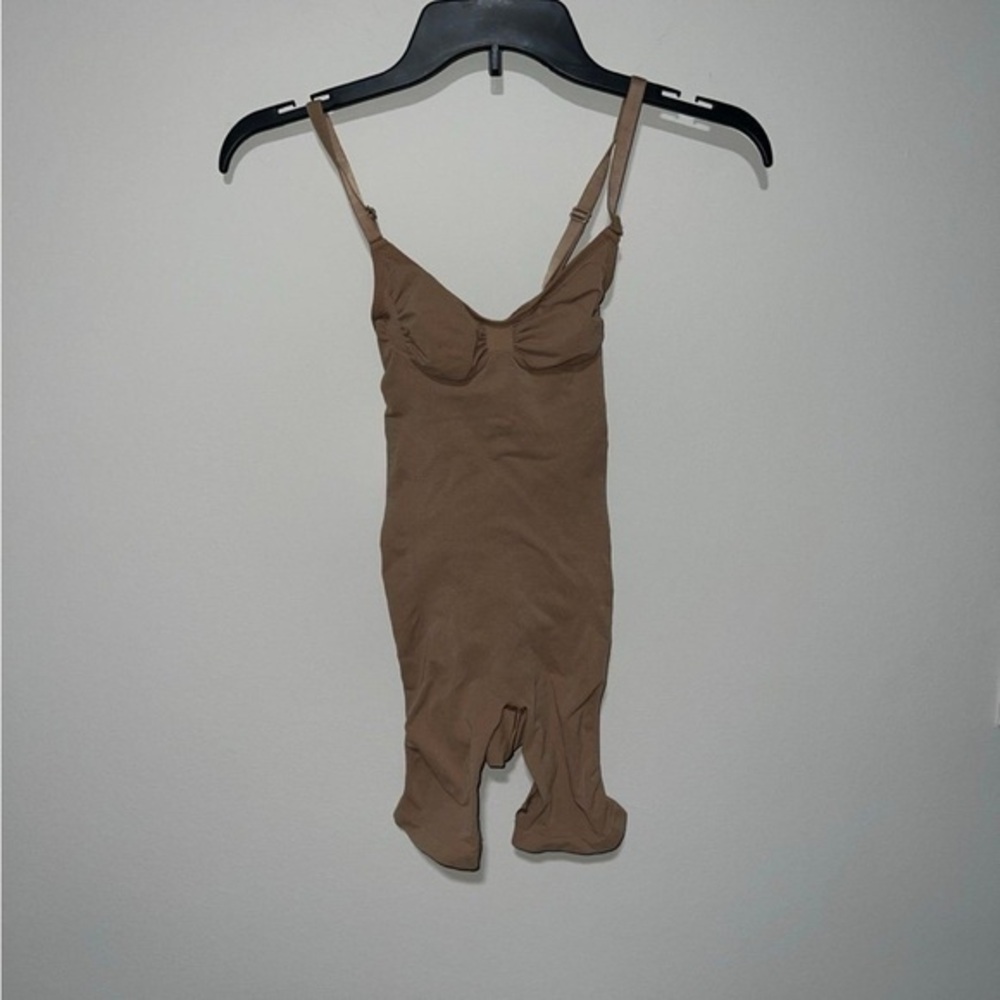 SKIMS SEAMLESS SCULPT MID THIGH BODYSUIT SIENNA NUDE MEDIUM